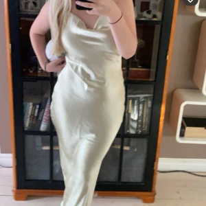 Champagnefärgad långklänning - Lång klänning, passar till bal, skönt material, använt 1 gång