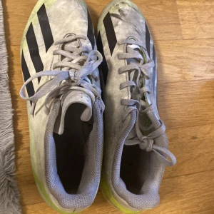 Adidas fotbollsskor - Säljer mina fotbollsskor eftersom jag inte spelar fotboll längre. Har använt skorna mycket. Köpte för 1200kr. Vid snabb affär sänker jag priset.