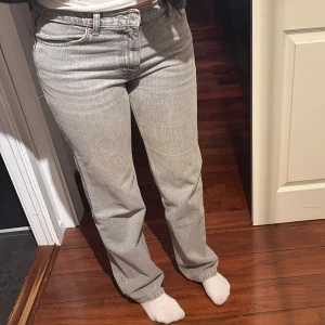 Ljusgrå jeans - Säljer dessa fina ljusgrå jeans från Gina Tricot med en klassisk straight fit. Mycket bra skick i storlek 40. Perfekta för en stilren look🤍