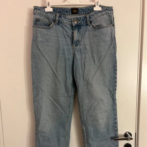 Blå jeans från Lee - Snygga blå jeans från Lee med klassisk femficksdesign. De har en baggy/ loose fit och är lågmidjade. Perfekt för en avslappnad stil! Nypris 800kr.