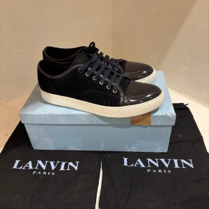 Lanvin skor uk 10 passar 44/45 - Nyskick allt og medföljer vid köp vid frågor så hör gärna av dig skorna är väldigt sparsamt använda utan några repor eller skador.