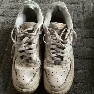 Vita Nike Air Forces - Säljer ett par vita Air Forces för jättebra pris, även om skicket inte är det bästa. Storlek 44, UK 9. Lite lägre pris kan diskuteras.