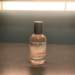Bellini 28.0 extrait de parfum - Säljer Bellini 28.0 från Onebold chemist. Jag tyckte den doftade för kvinnligt för min smak ock väljer därför att sälja den. Knappt använd. Notor:                                                                       Den doftar som en ljuvlig not av karamell, som skapar en söt och lyxig inledning. En härlig blandning av  kumarins värme med den rika sötman från honung och kokos. Den avslutas med en mjuk bas av krämig vanilj och mjuk vit mysk, vilket lämnar ett delikat och behagligt spår.