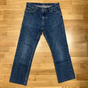 Blå jeansbyxor - Klassiska blå jeansbyxor. Den perfekta blå färgen enligt mig. De har en rak passform och är tillverkade i slitstarkt denim. Perfekta för en avslappnad stil.