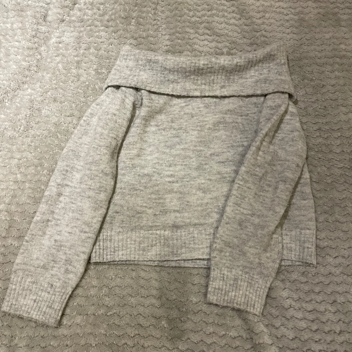 Grå offshoulder stickad tröja