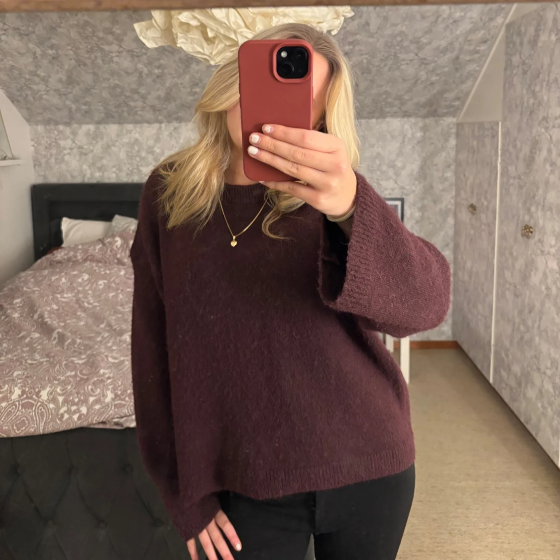 Vinröd stickad trlja