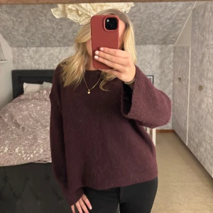 Vinröd stickad trlja - Såååå fin stickad tröja från Gina!!💕💕