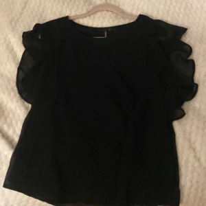 Svart blus från veromoda  - Säljer en elegant svart blus från veromoda. Knappt använd men har haft den ett tag, storlek xs