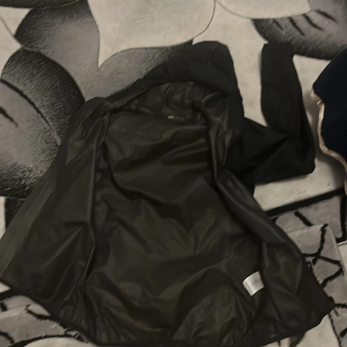 Svart vindjacka från Haglöfs priset kan diskuteras  - 2