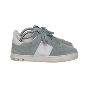 Valentino flycrews - Snygga Valentino sneakers i ljusblå mocka med vita detaljer. Skorna har snörning och en stilren design med små nitar på sulan. Perfekta för en trendig look. Mvh scandicfashion 