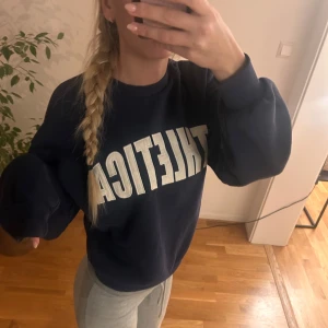 Sweatshirt med tryck - Säljer en mörkblå sweatshirt med tryck, knappt använd så bra skick