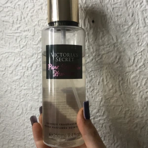 Victoria's Secret Pure Seduction Shimmer - Säljer en Victoria's Secret Pure Seduction Shimmer Fragrance Mist. Flaskan är genomskinlig med en elegant guldlock och rymmer 250 ml. Perfekt för att ge en glittrande doftupplevelse.