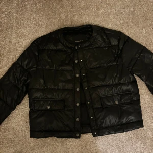 Svart jacka från Massimo Dutti - Säljer en stilren svart pufferjacka från Massimo Dutti. Helt ny, inga defekter!🥰 skulle säga att den är liten i storleken o passar s/xs också. Säljs ej mer! Kom priv för fler bilder☺️