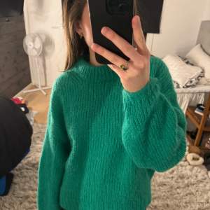 Säljer en mysig grön stickad tröja då den inte kommer till användning. Hör av dig om du har några frågor! nypris: 890