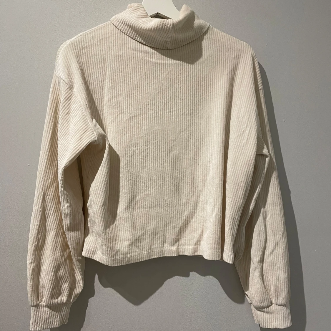 Beige ribbad polotröja - 1