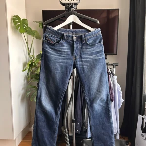 Blå jeans från Diesel - Blåaa jeans ifrån Diesel med riktigt snygg tvätt. Som nya. Regular passform. Nypris ~1600kr.