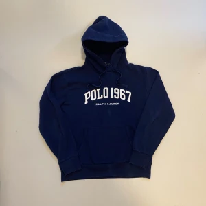 Marinblå Ralph lauren hoodie - Marinblå polo Ralph Lauren hoodie i väldigt bra skick, Storlek M Skriv vid minsta fråga eller fudering💯👍