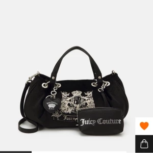Svart juicy couture väska - Svarta juicy couture väska som jag köpte för 1555kr och säljer nu för 1000kr (pris kan diskuteras) en av ringarna som ska hålla ihop sidorna har låsbar men det är inget som påverkar väskans model insidan av väskan är lite smutsig (skriv för mer bilder)