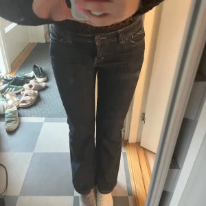 Svarta jeans med broderad bakficka - Snygga svarta jeans med en broderad detalj på bakfickan super snygga!!