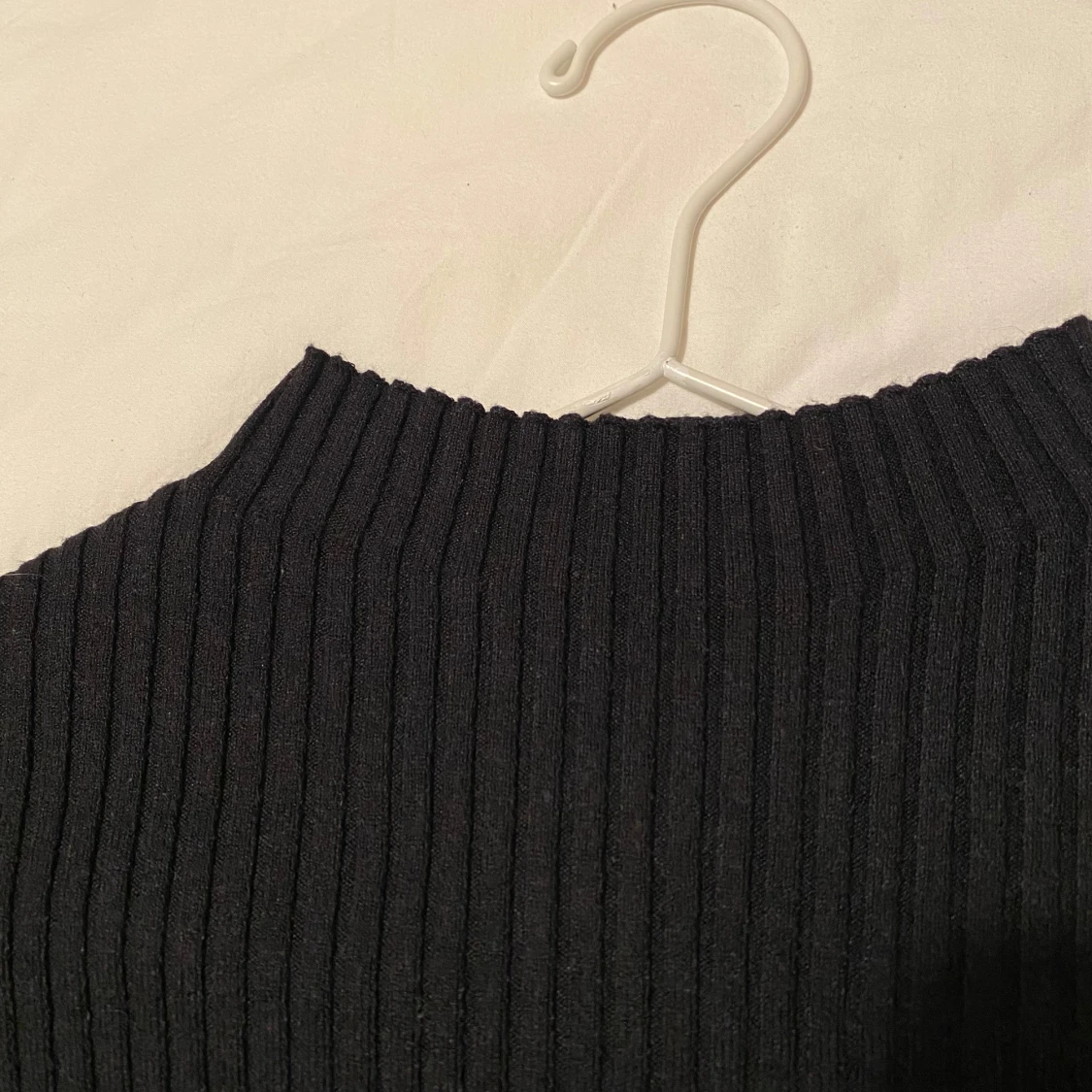 Svart ribbad tröja - 2