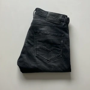 Replay jeans  - Feta Replay jeans som är i bra skick en liten fläck som är lika stor som ett riskorn, går att ta bort. Men annars helt utan defekter nypris på dessa ligger på 2000 vårat pris 299 vid köp av två jeans 499.🙌🏻