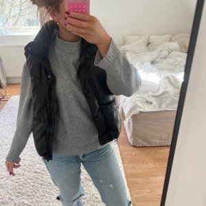 Svart dunväst från Zara - Snygg svart dunväst från Zara med knappar och dragkedja framtil. Storlek s. 🥰💕 