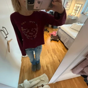 Vinröd långärmad tröja med stjärnmönster - Så snygg vinröd tröja från Zadig! I strl S men passar även m beroende på hur man vill att den ska sitta. Den har några defekter (se bilder) men det syns inte när man har på sig den!