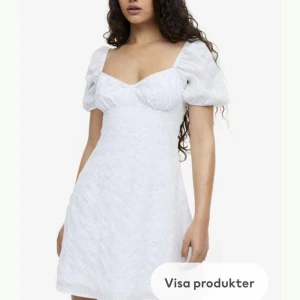 Vit sommarklänning  - Vit somrig klänning med små blomdetaljer. Perfekt till student och skolavslutning. Sitter normalt i storlek💕