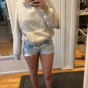 Jeans shorts - Snygga lågmidjade jeans shorts från Pull&Bear. Stl 38 men skulle säga att storleken är mindre, jag brukar vanligtvis ha 34/36 och dessa sitter bra på mig. Midjemått rakt över: se bild 5, ca 38 cm.