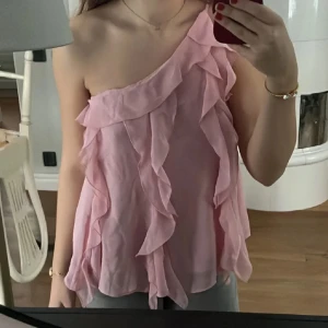 Rosa Zara volang topp one shoulder  - Jätte fin somrig rosa Zara typ i jätte bra skick helt ny med prislappen kvar!! 
