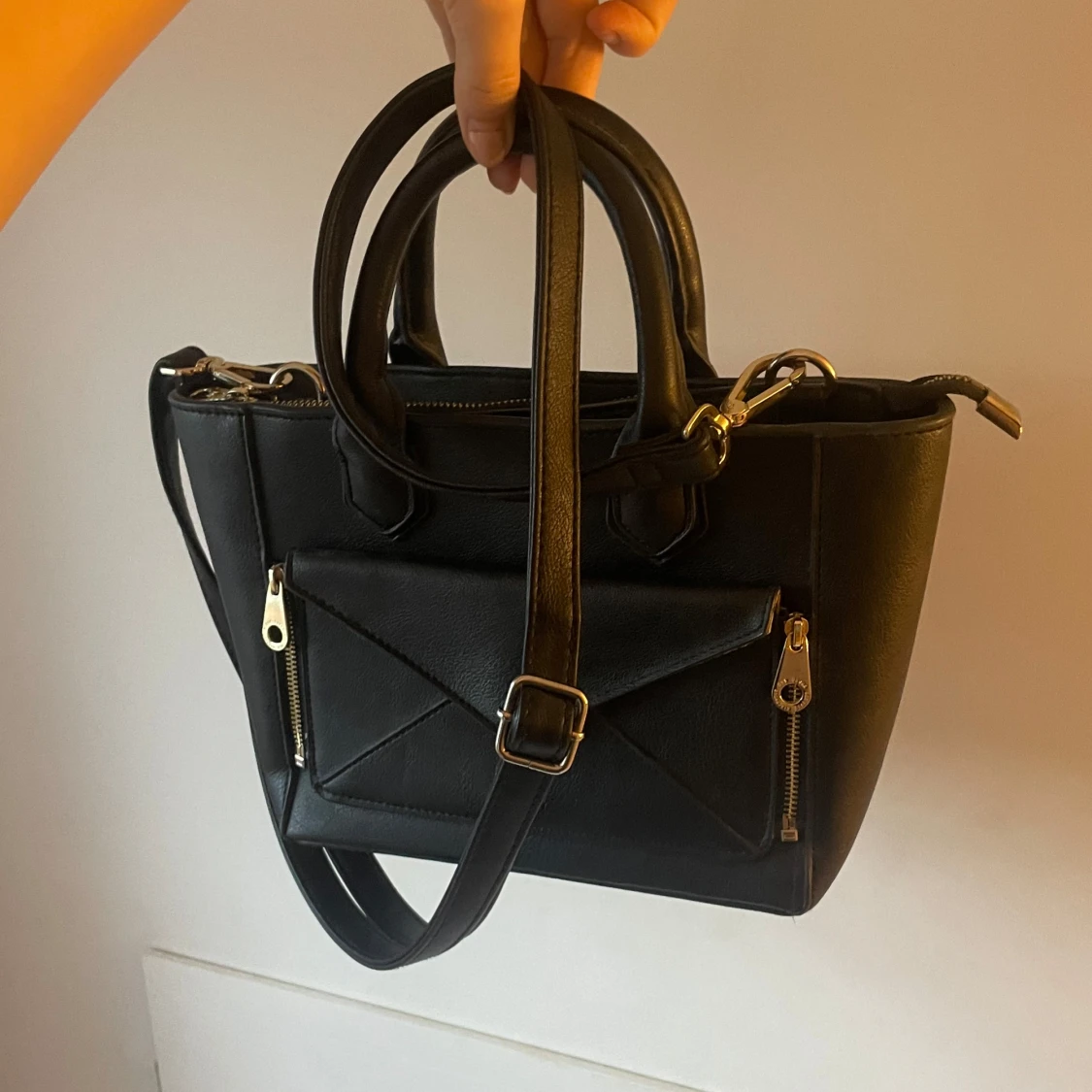 Svart handväska med axelrem - 1