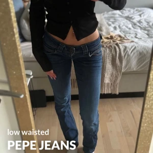 Blå lågmidjade jeans från Pepe Jeans - Snygga blå lågmidjade jeans från Pepe Jeans. Perfekta för en avslappnad stil med en klassisk femficksdesign och bekväm passform. De har en stilren look med subtila sömdetaljer på bakfickorna.