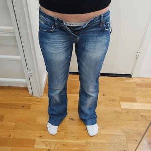 Bootcut jeans strl 28 - Lågmidjade mörkblå bootcut jeans från Fornarina, helt otroliga med jätte fin blekning i storlek 28. Mycket snyggare i verkligheten, midjemått 82cm, innerbenslängd 76cm. Normal i storleken!