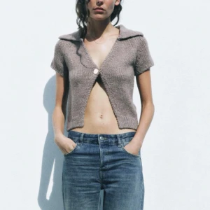 Brun stickad kofta från Zara - Säljer denna trendiga oanvända stickade tröja från Zara i storlek S. Säljer för att jag köpte fel storlek🩷original pris 329kr 