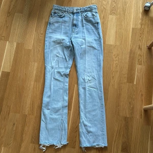 Ljusblå jeans från Gina Tricot - Snygga ljusblå jeans från Gina Tricot med fransiga kanter. Köpte jeansen några år sedan men har aldrig riktigt använt dem eftersom de är för stora. Jag är 172 lång och de är för långa för mig