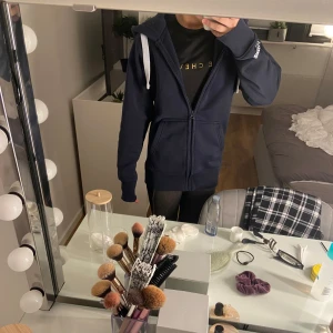 Russemerch - Säljer min russemerch som är i nyttsnick, använd 2-3 gånger❤️ Priset är 550, men kan tänka mig gå ner lite vid snabb affär❤️