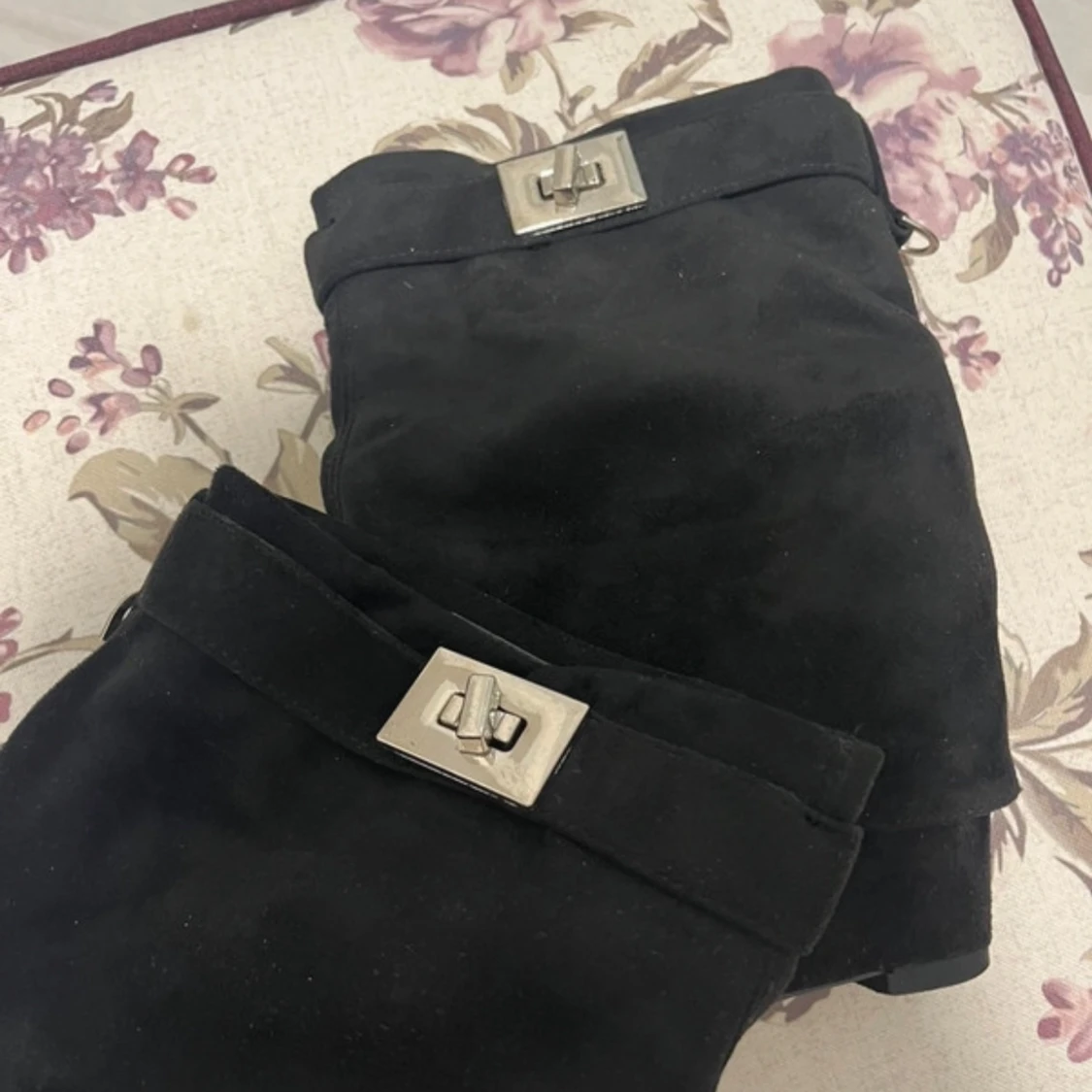 Svarta fold over mockastövlar med spänne - 2