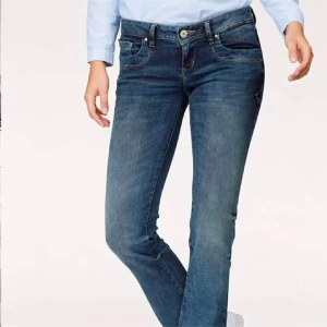 Blå jeans från LTB❤️ - Snygga jeans från LTB💕. Dem är i ganska bra skick och eftersom jag inte använt dem så mycket💖dem är i storlek 24/32. Och de har inga hål/defekter och inga slitningar där nere