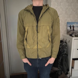 C.P company field jacket - 🍻Snygg C.P company field jacket.🍻 Tagit av loggan, men sätter naturligtvis på den när det skickas. | Skick: 9/10 - finns en fläck på vänster arm som syns på första bilden | Nypris: ~3000kr | Säsong 2022 | Kolla gärna upp CLG om ni är osäkra på autencitet 