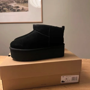 UGGS classic ultra mini - Säljer ett par svarta UGG boots med platåsula. Helt nya. 