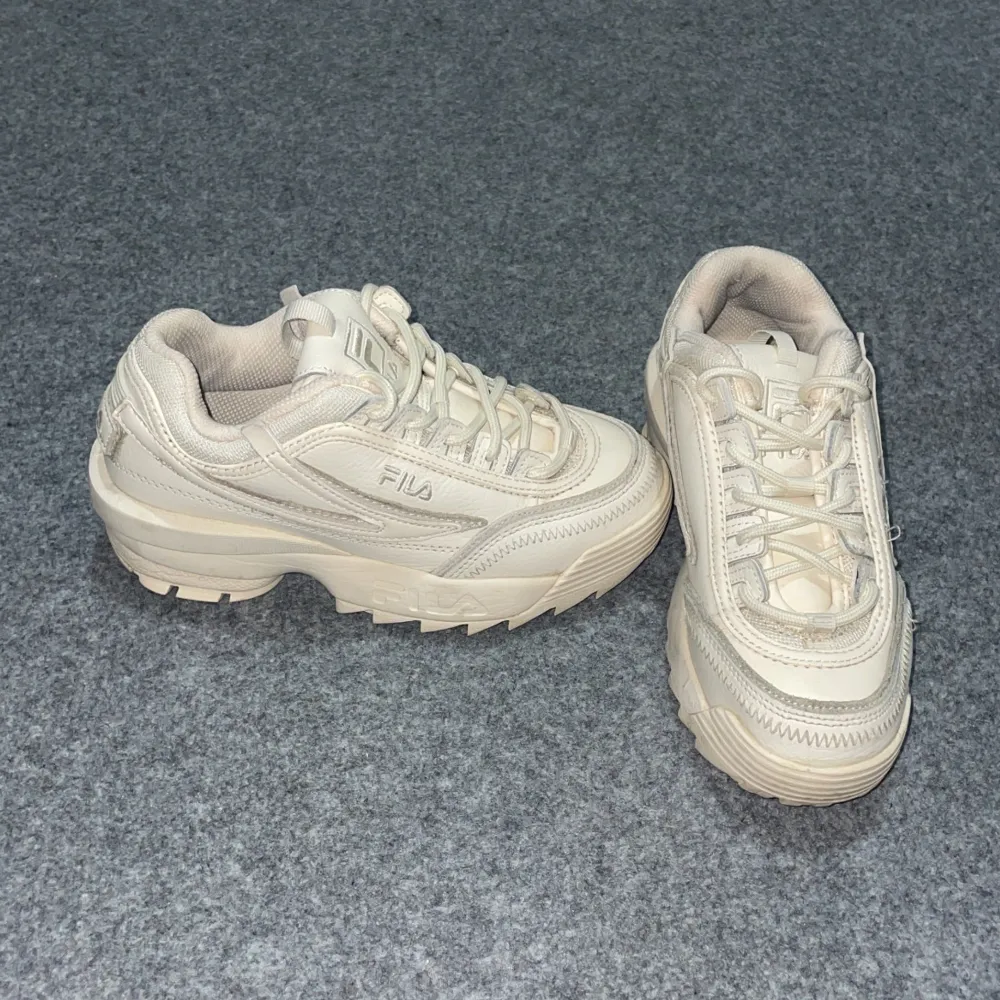 Fila skor storlek 35 har används bara några gånger . Kengät.