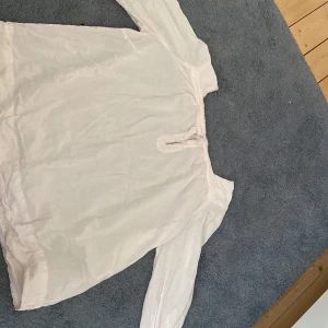 Ljusrosa oversized blus - Jag säljer nu en super gullig rosa blus som inte har kommit till någon användning varken på våren eller sommaren den är väldigt oversized och lite genomskinlig 💓