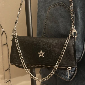 Svart axelväska med kedja och stjärndetalj - Fin Zadig liknande väska från Gina Young. I bra skick. Kom privat för bättre bilder! Köptes för 229 kr💓 
