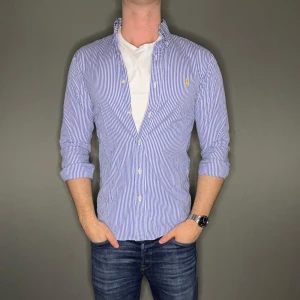 Ralph lauren skjorta - Hej säljer nu min fina Ralph Lauren skjorta i storlek S. Den är i nyskick och kommer vara otroligt snygg nu i vinter och framåt våren. Nypris cirka 1500kr! Vi kommer att sälja liknande produkter nu närmare våren så glöm inte följa profilen!🌊🍾