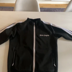 Palm angels tracksuit - Ganska ny palm angels tracksuit använd nästan en månad men inga tecken på skador hör av er för intresse eller för flera bilder.
