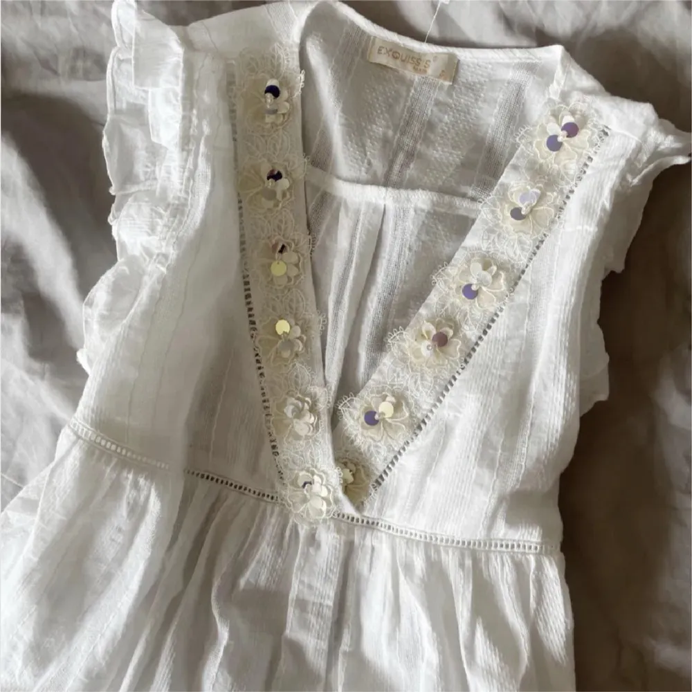 Jätte fin blus med gulliga detaljer! 100% bomull. Köpte på plick (hennes bilder), själv har jag inte använt den mycket! Bra skick men lite skrynklig, har inte försökt stryka själv. Puserot.