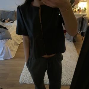 Skinn topp - Super snygg skinn topp från Gina, prislappen är kvar på så helt ny! Köpte för 499kr🤍