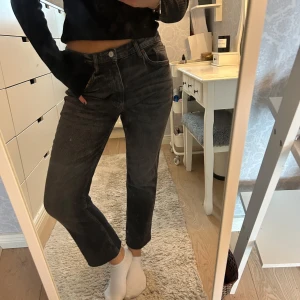 Grå/svarta croppade jeans - Snygga svarta jeans i en croppad modell, mid waist, från Zara, storlek 38❣️