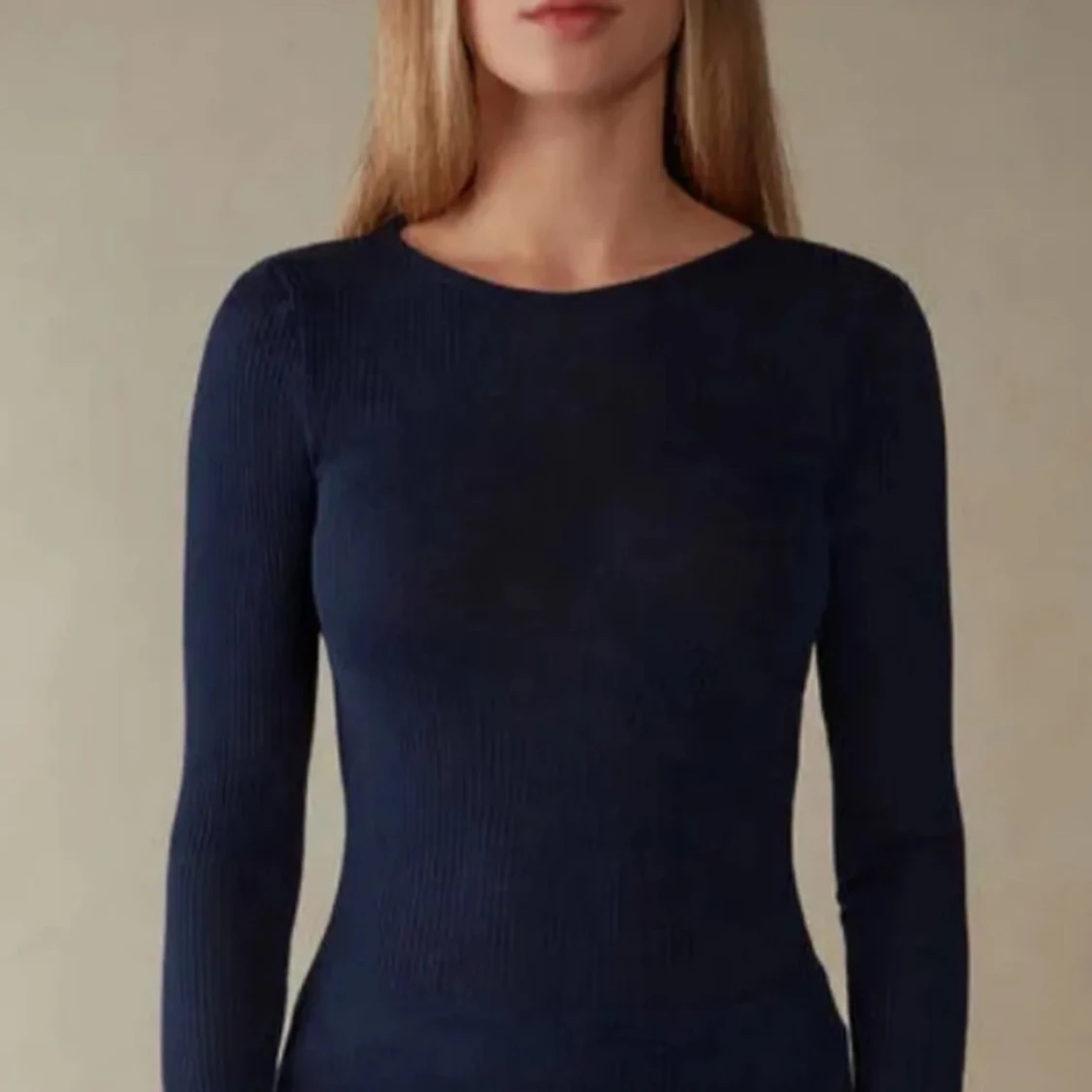 Mörkblå intimisimi tröja