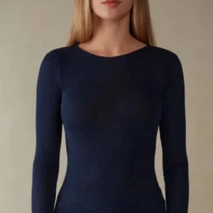 Mörkblå intimisimi tröja - Snygg mörkblå tröja med långärmad design. Perfekt för en stilren look. Tröjan har en tight passform som framhäver figuren💞